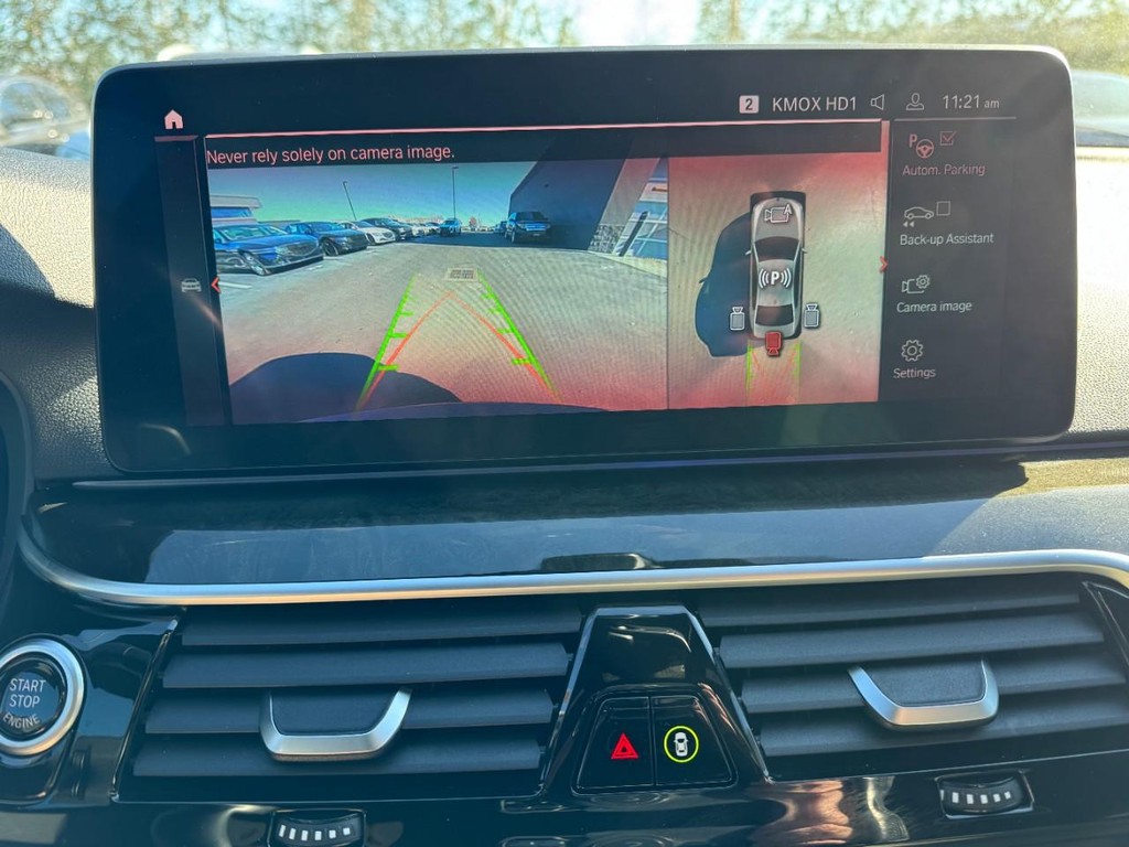 BMW 5 Series Vehicle Full-screen Gallery Image 23