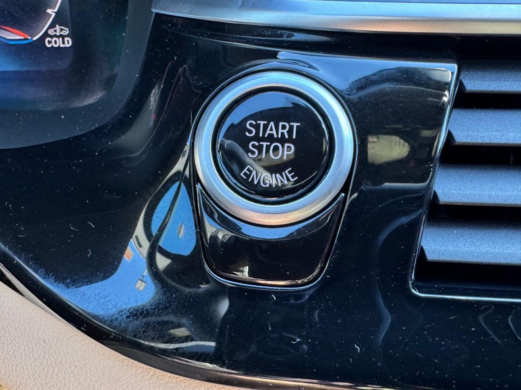 BMW 5 Series Vehicle Full-screen Gallery Image 24