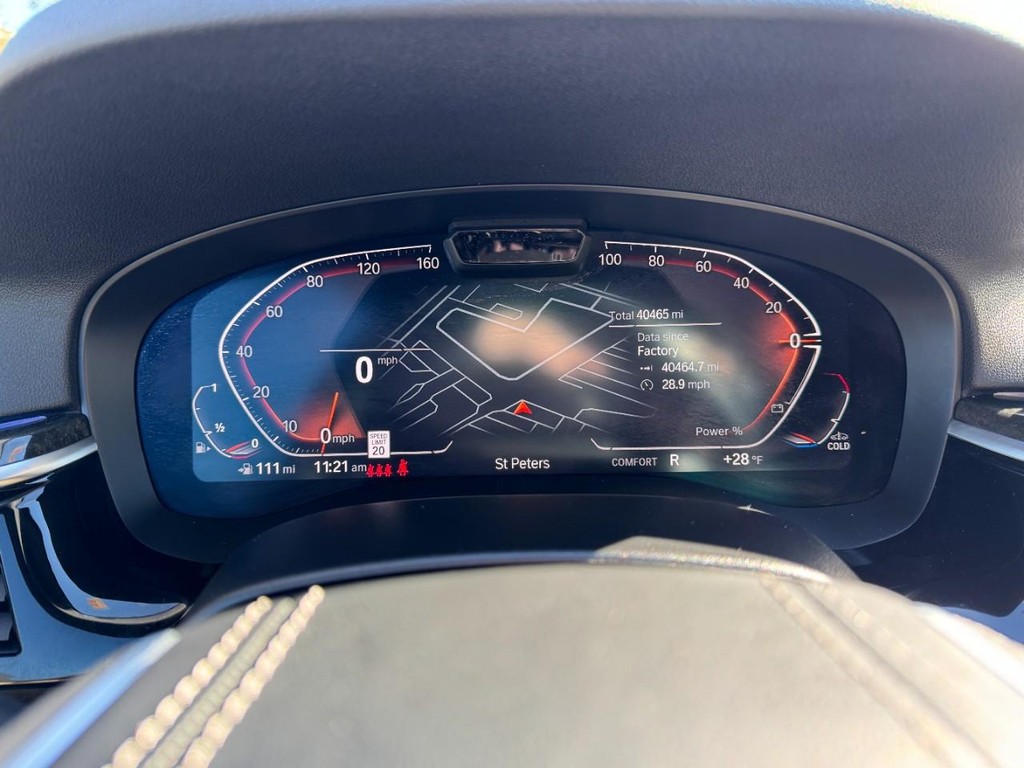 BMW 5 Series Vehicle Full-screen Gallery Image 25