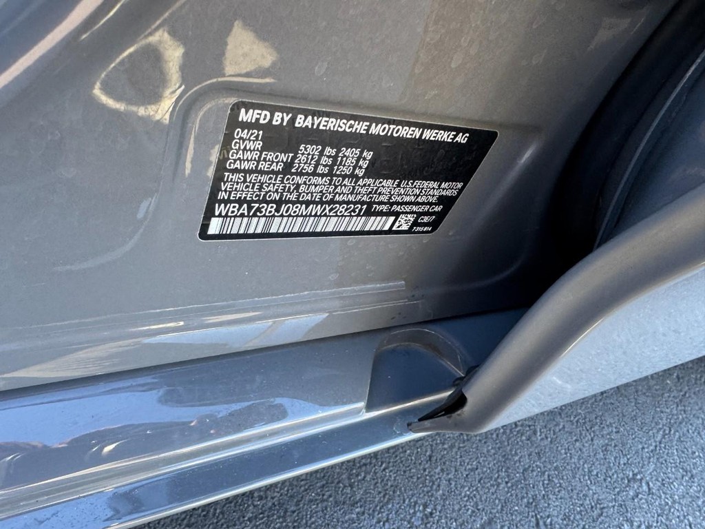 BMW 5 Series Vehicle Full-screen Gallery Image 26