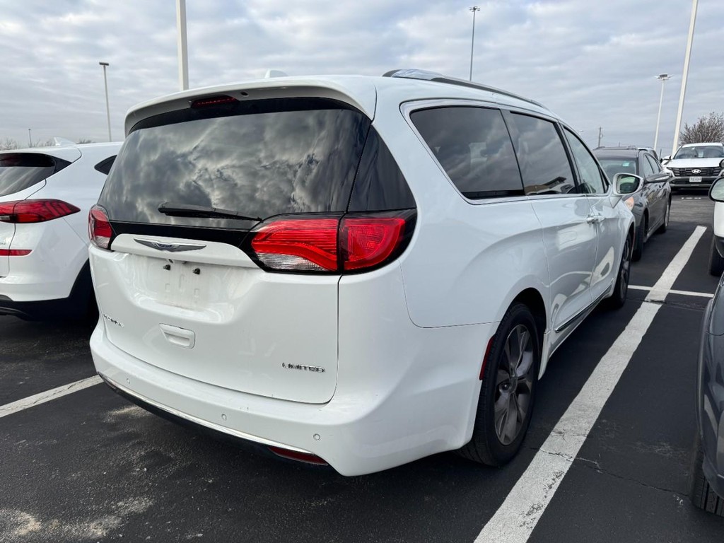 Chrysler Pacifica Vehicle Full-screen Gallery Image 02