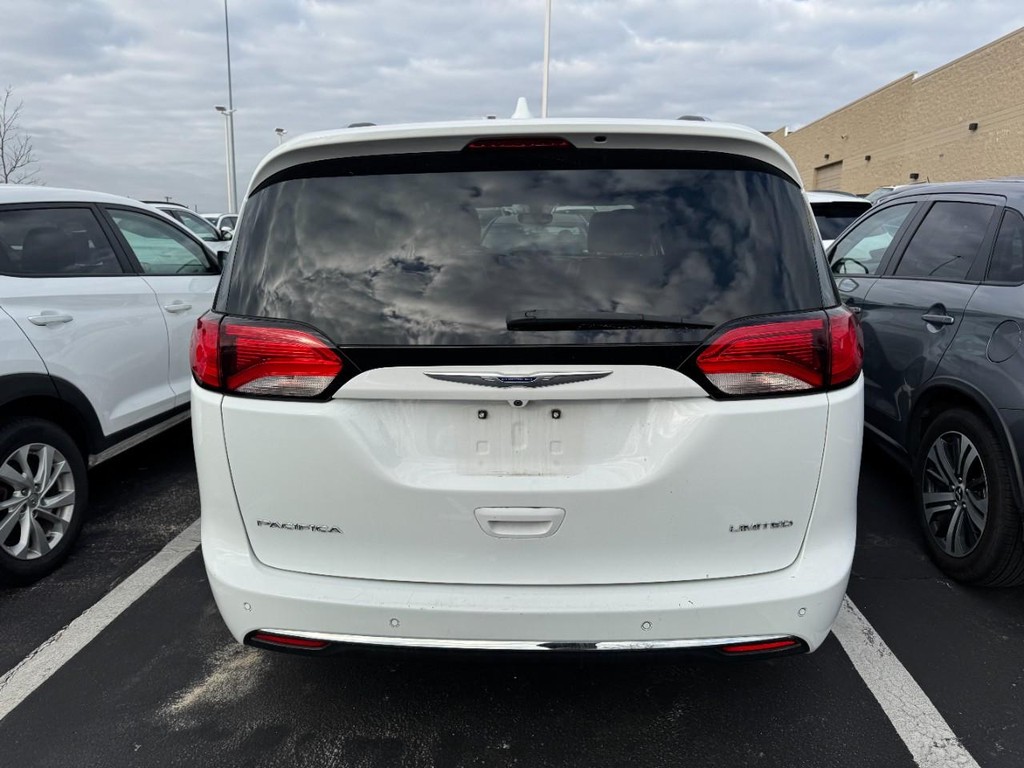 Chrysler Pacifica Vehicle Full-screen Gallery Image 03