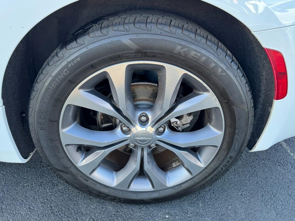 Chrysler Pacifica Vehicle Full-screen Gallery Image 07