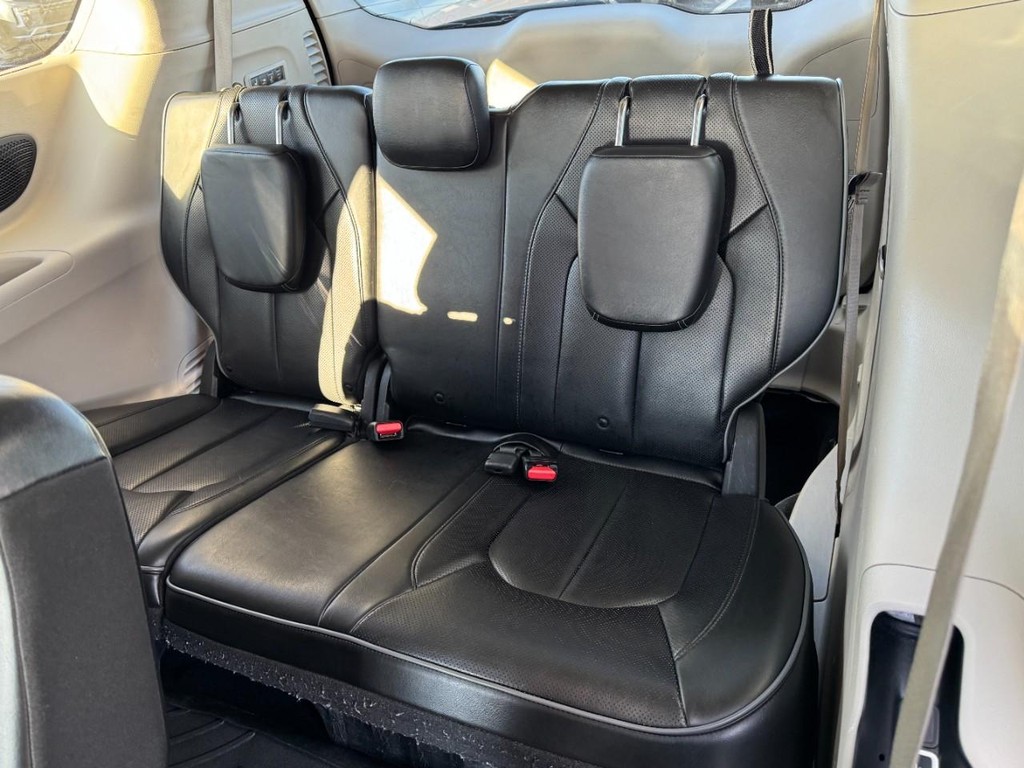 Chrysler Pacifica Vehicle Full-screen Gallery Image 10