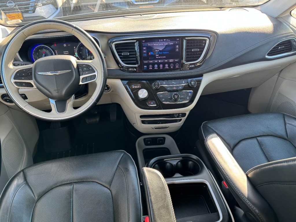 Chrysler Pacifica Vehicle Full-screen Gallery Image 12