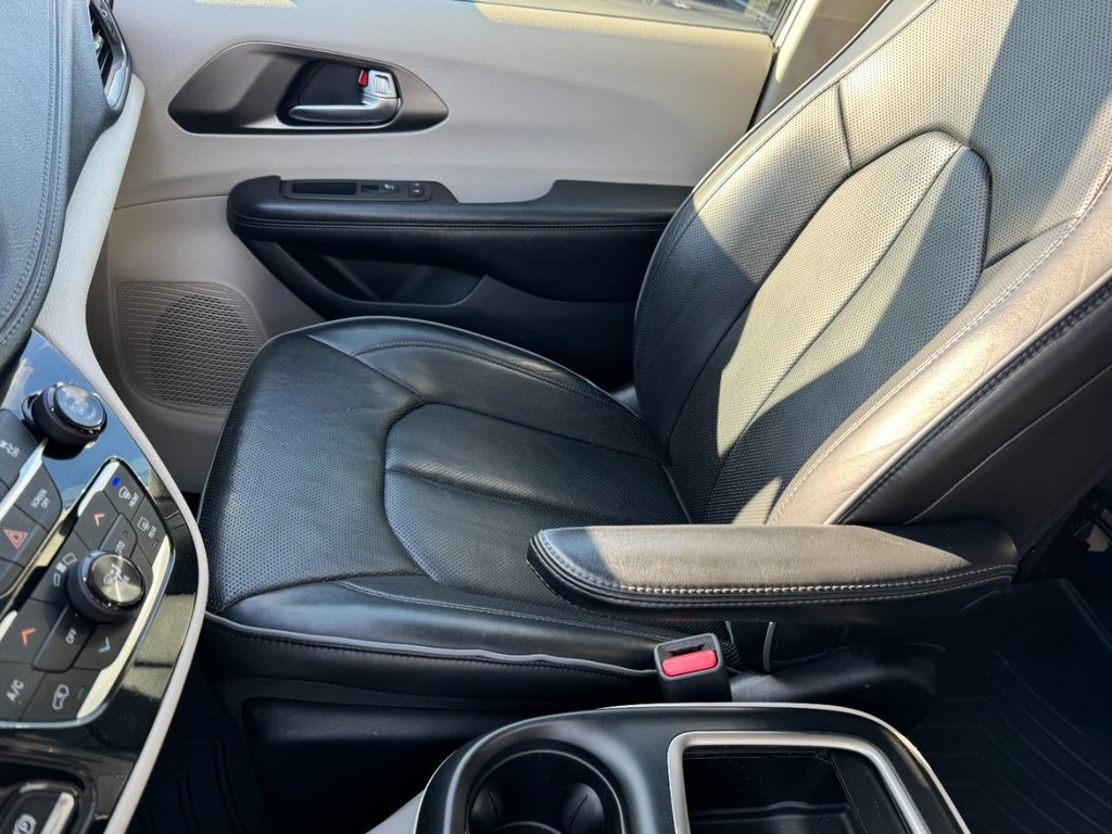 Chrysler Pacifica Vehicle Full-screen Gallery Image 14