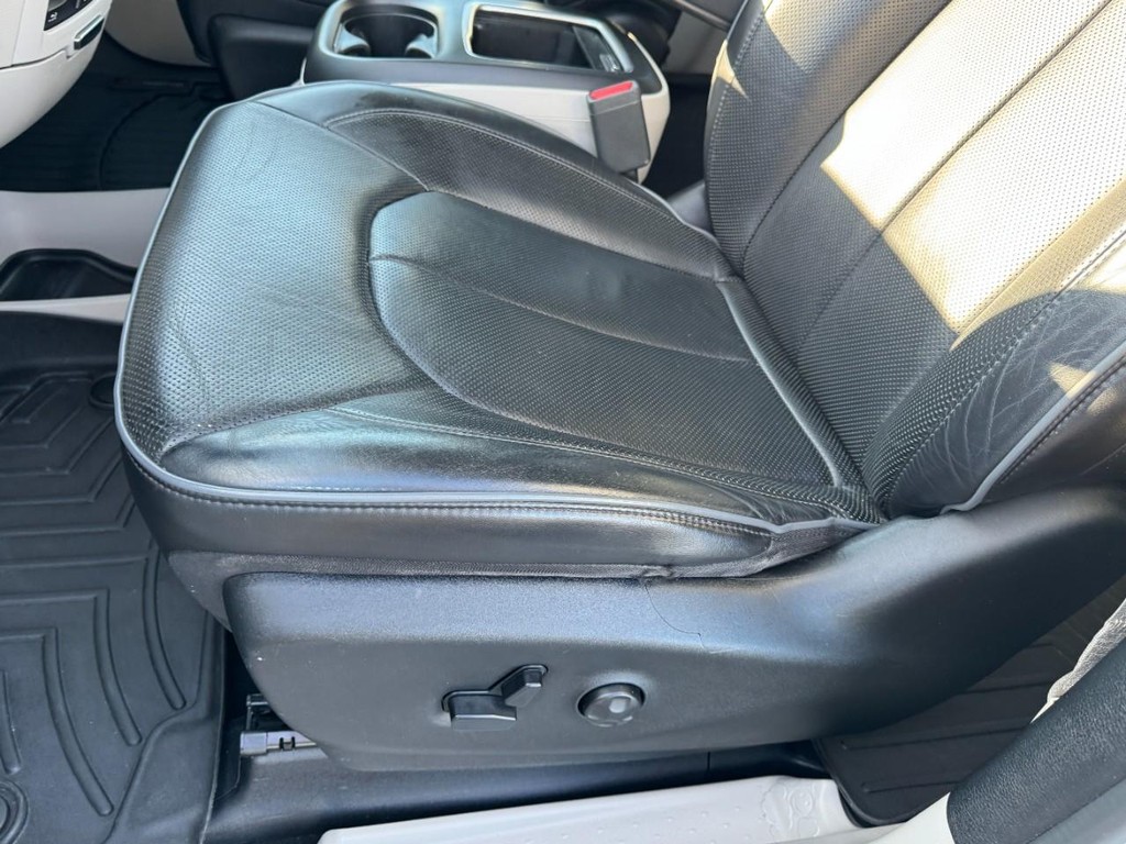 Chrysler Pacifica Vehicle Full-screen Gallery Image 15