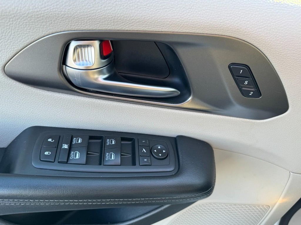 Chrysler Pacifica Vehicle Full-screen Gallery Image 16