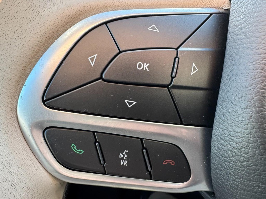 Chrysler Pacifica Vehicle Full-screen Gallery Image 17