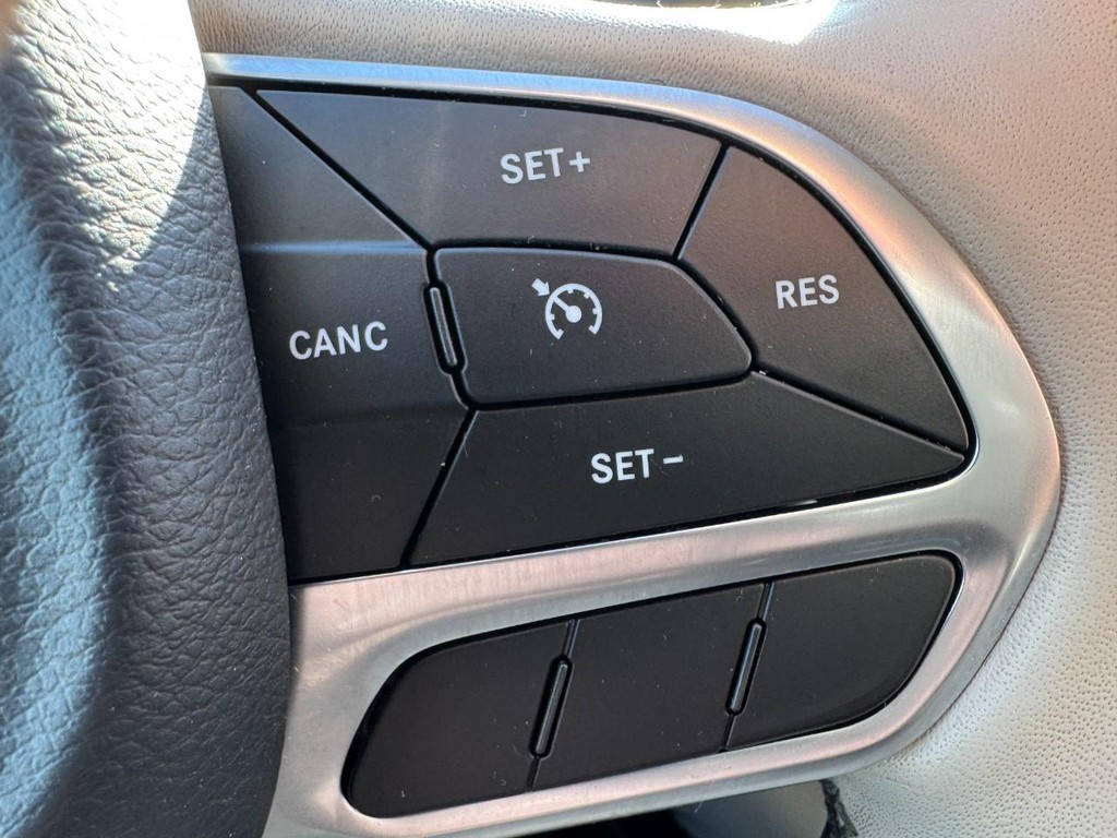 Chrysler Pacifica Vehicle Full-screen Gallery Image 18