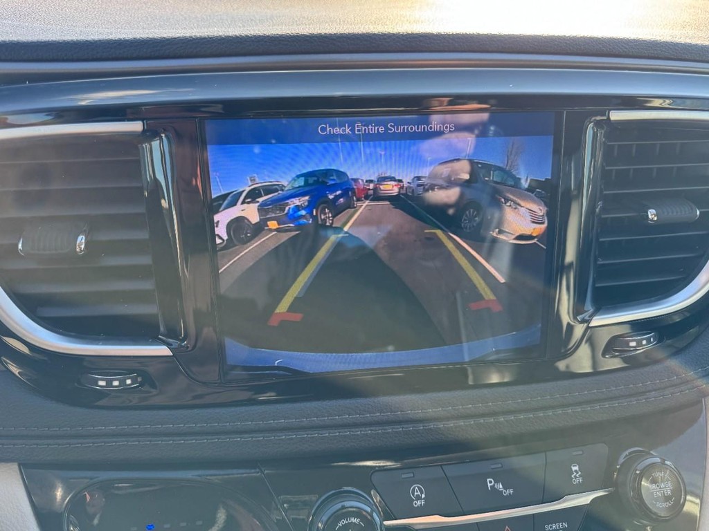 Chrysler Pacifica Vehicle Full-screen Gallery Image 23