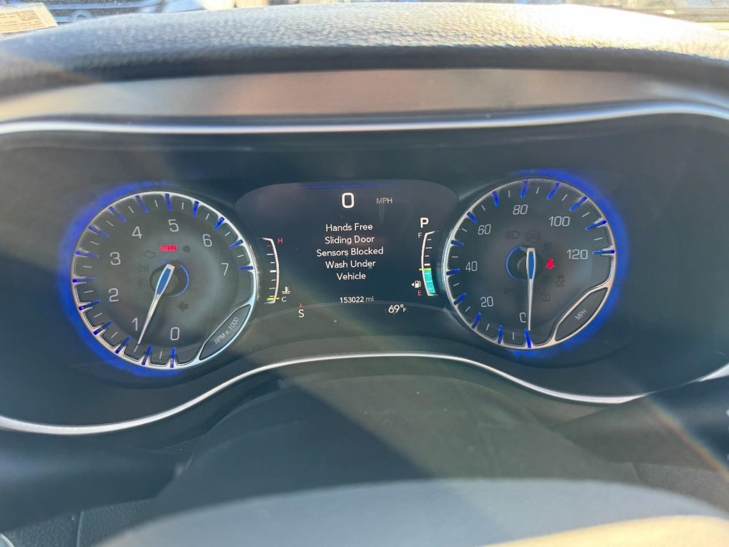 Chrysler Pacifica Vehicle Full-screen Gallery Image 25