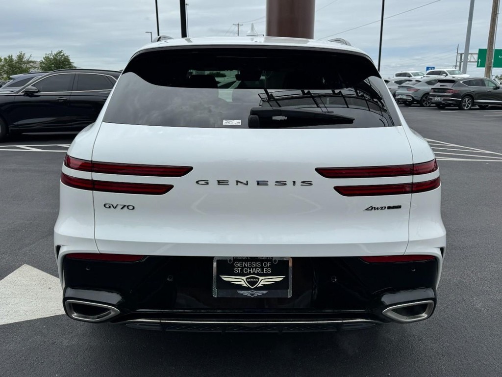 Genesis GV70 Vehicle Full-screen Gallery Image 04