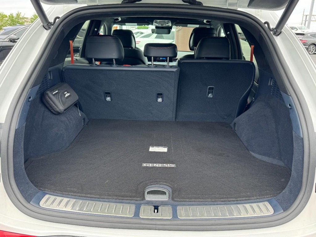 Genesis GV70 Vehicle Full-screen Gallery Image 06