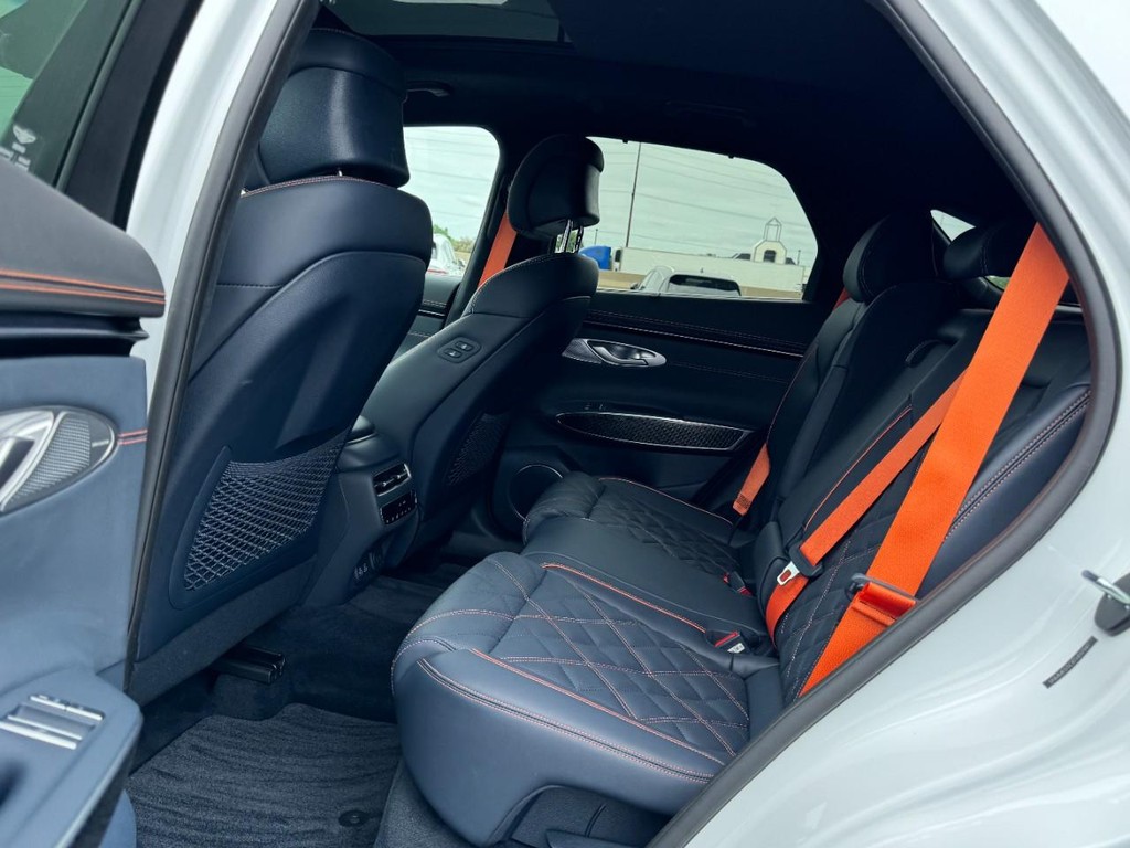 Genesis GV70 Vehicle Full-screen Gallery Image 10