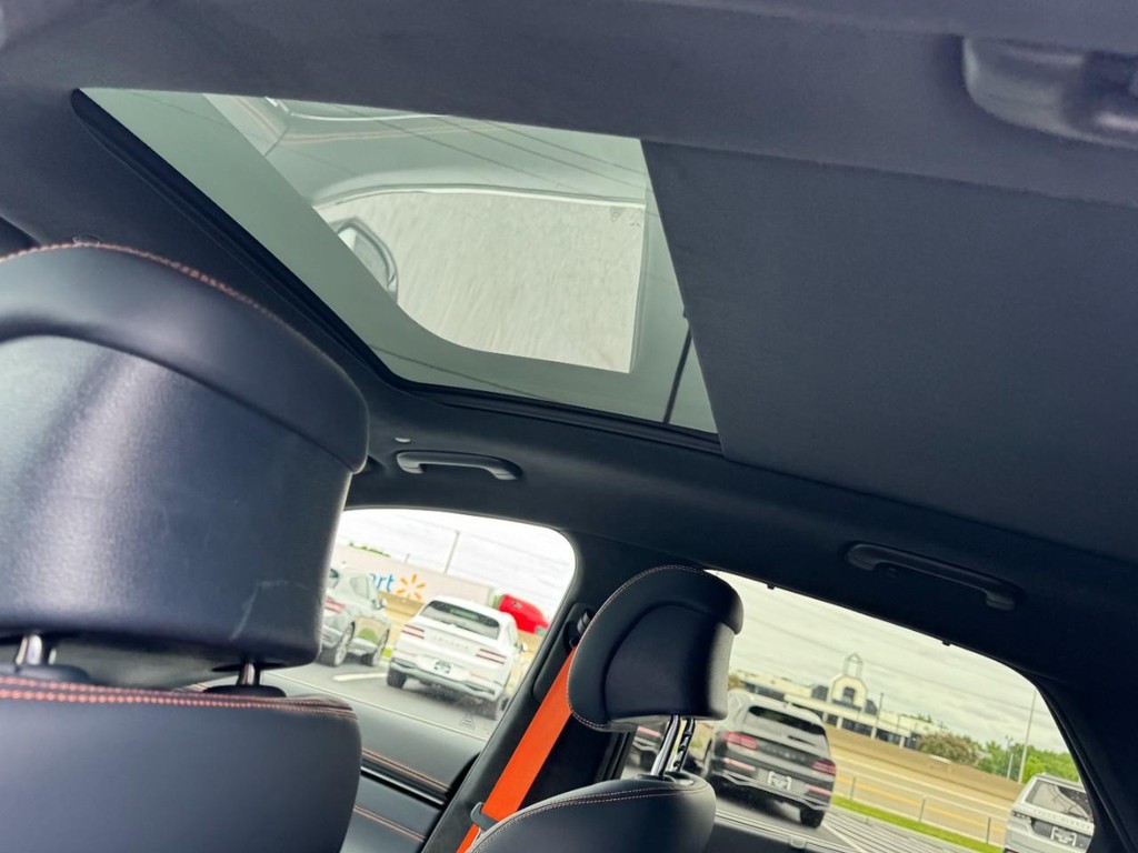 Genesis GV70 Vehicle Full-screen Gallery Image 11