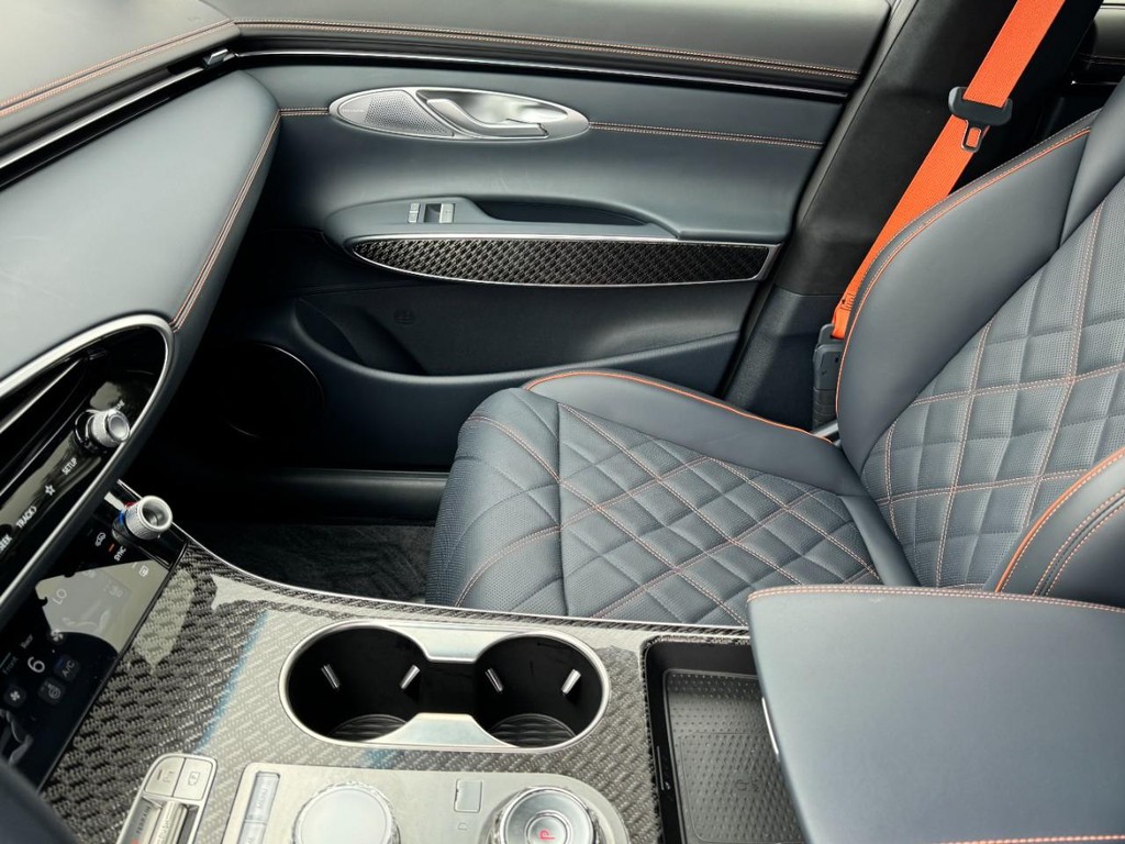 Genesis GV70 Vehicle Full-screen Gallery Image 14