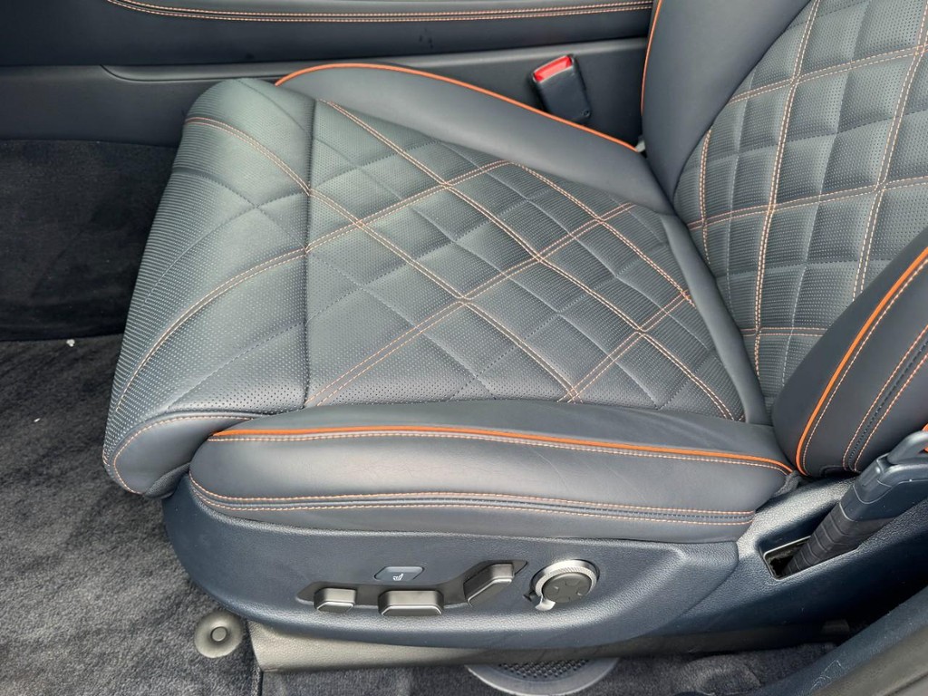 Genesis GV70 Vehicle Full-screen Gallery Image 15