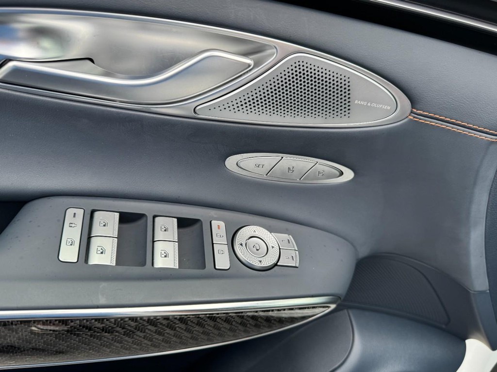 Genesis GV70 Vehicle Full-screen Gallery Image 16