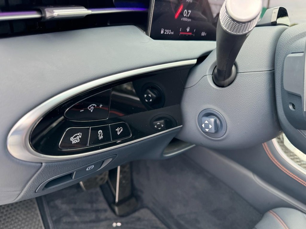 Genesis GV70 Vehicle Full-screen Gallery Image 17