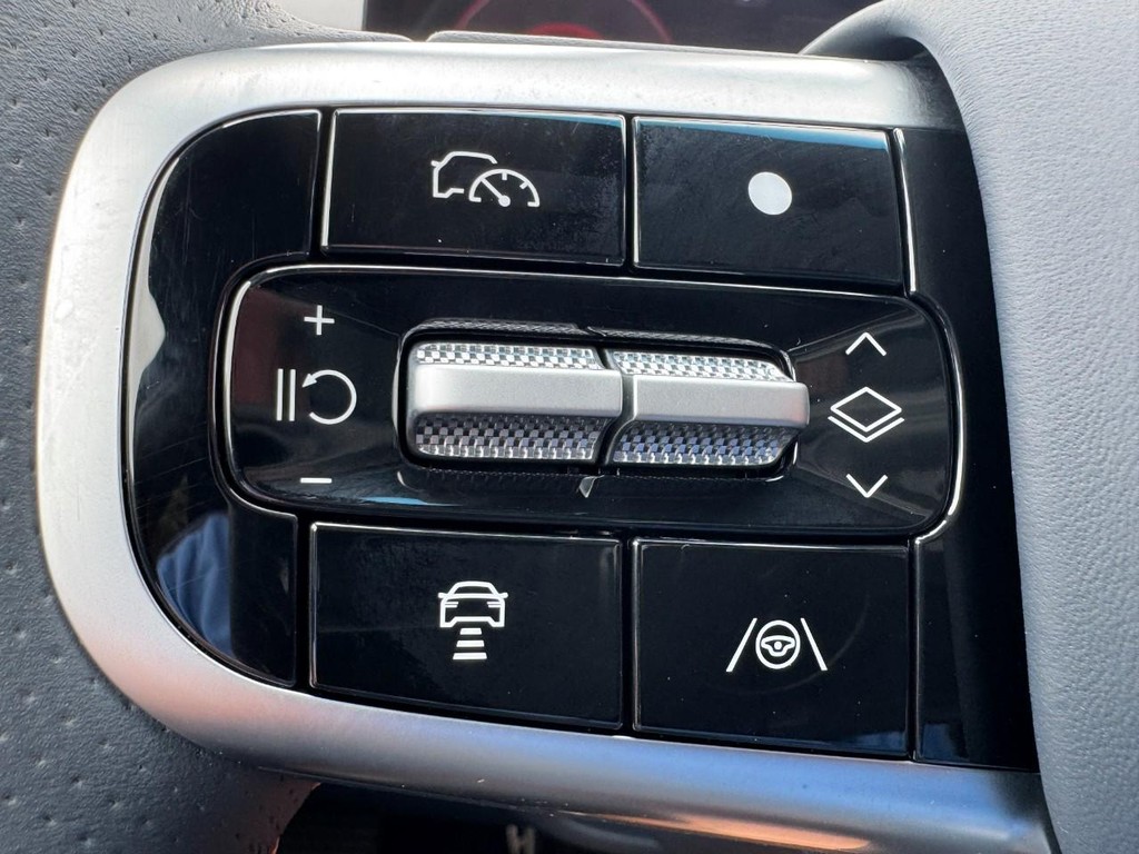 Genesis GV70 Vehicle Full-screen Gallery Image 18