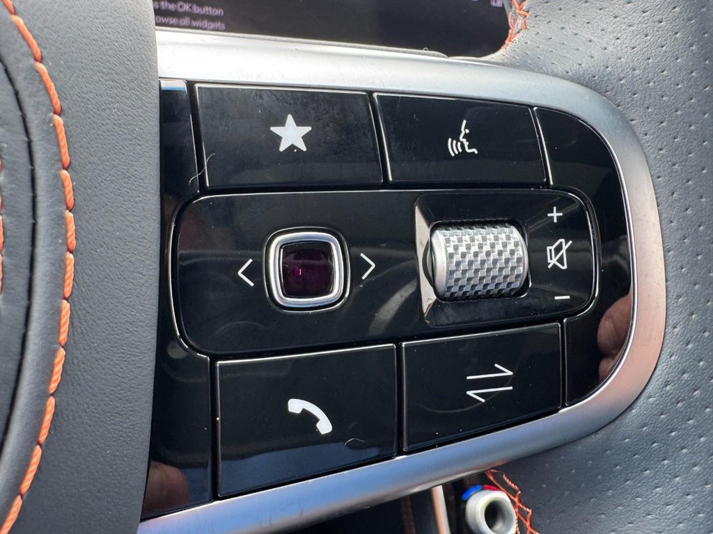 Genesis GV70 Vehicle Full-screen Gallery Image 19