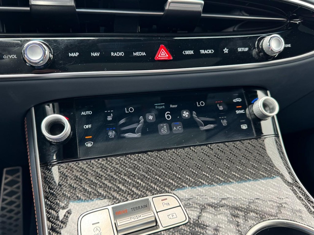 Genesis GV70 Vehicle Full-screen Gallery Image 20