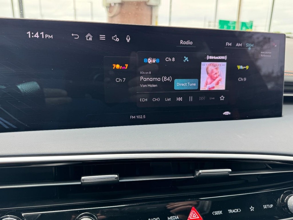 Genesis GV70 Vehicle Full-screen Gallery Image 21