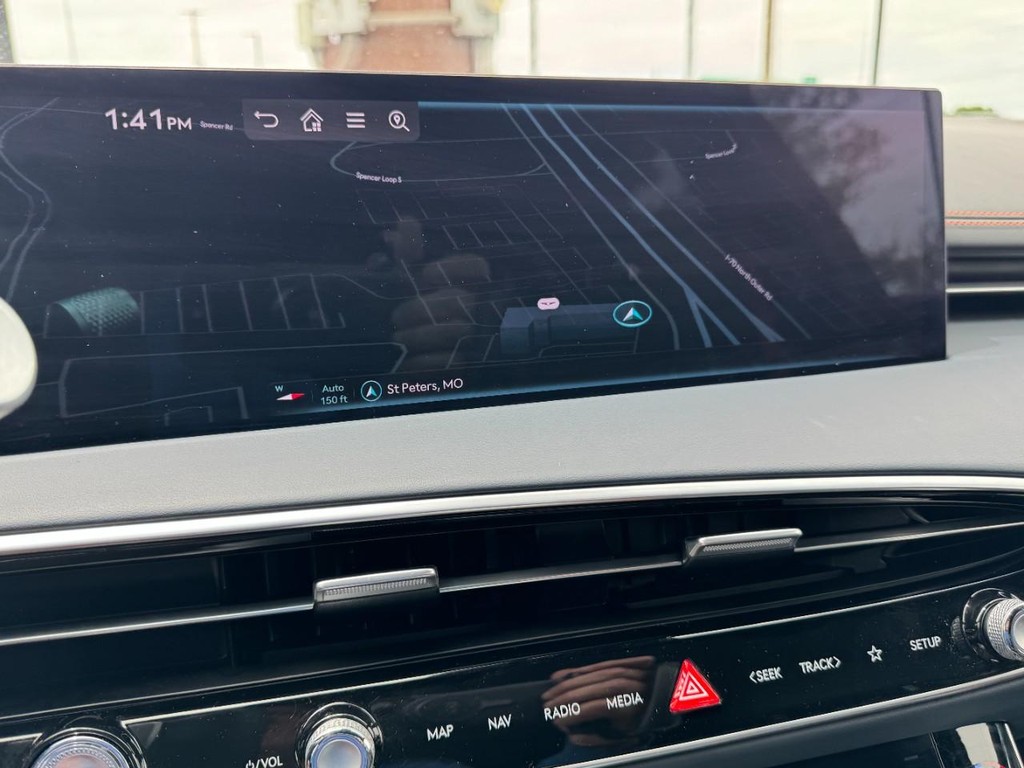 Genesis GV70 Vehicle Full-screen Gallery Image 22