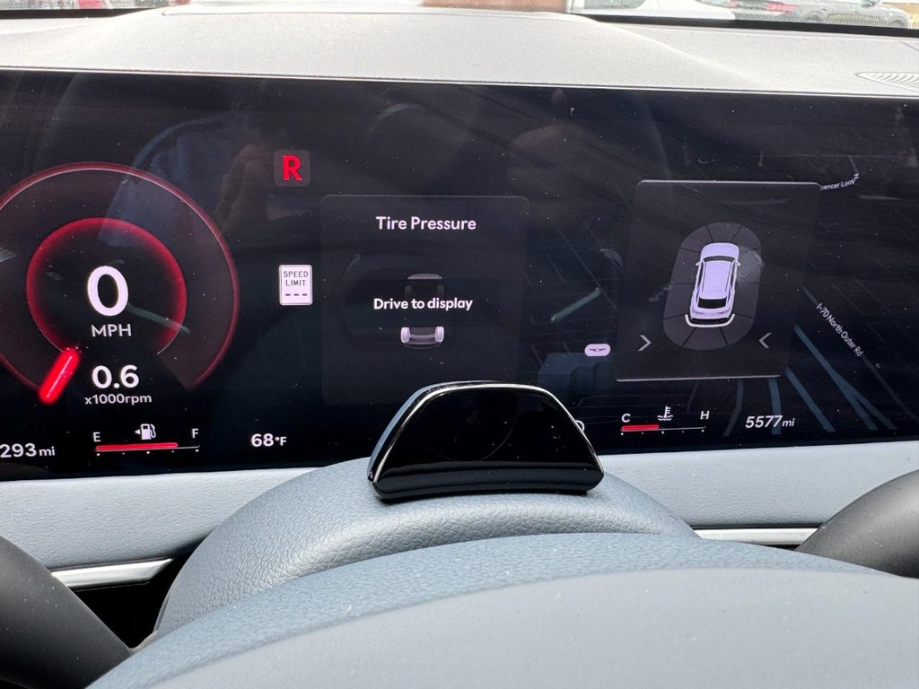 Genesis GV70 Vehicle Full-screen Gallery Image 25