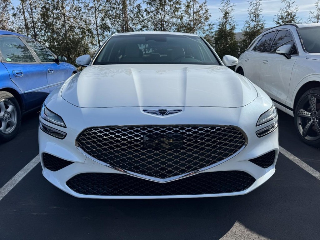 Genesis G70 Vehicle Full-screen Gallery Image 02