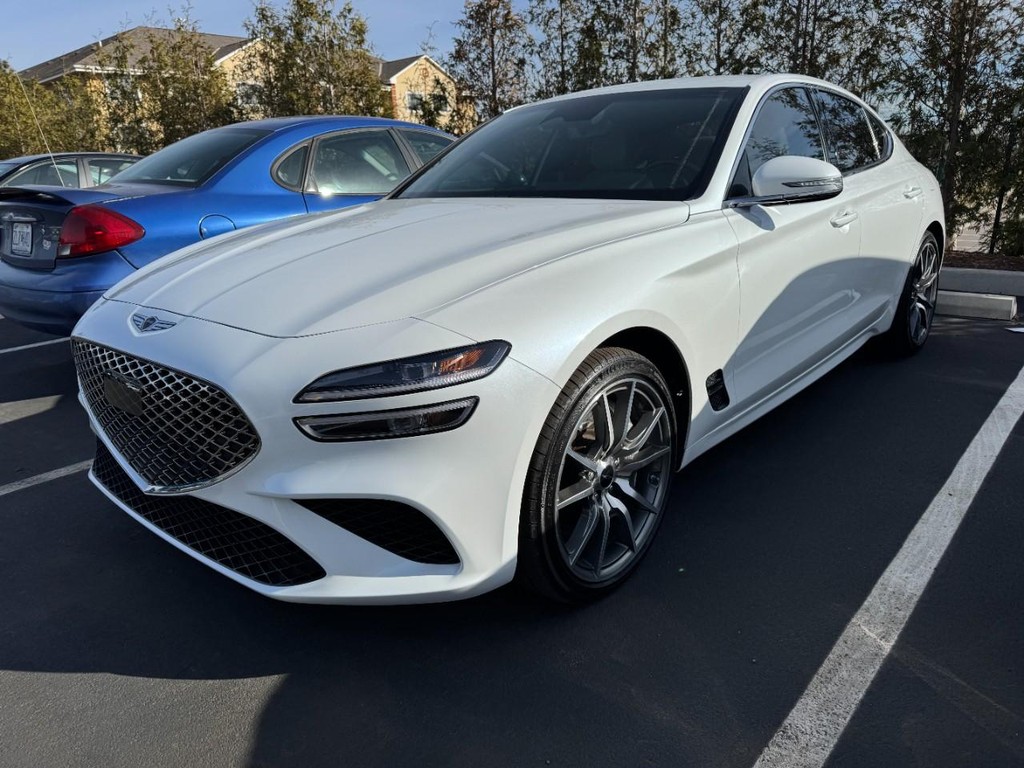 Genesis G70 Vehicle Full-screen Gallery Image 03