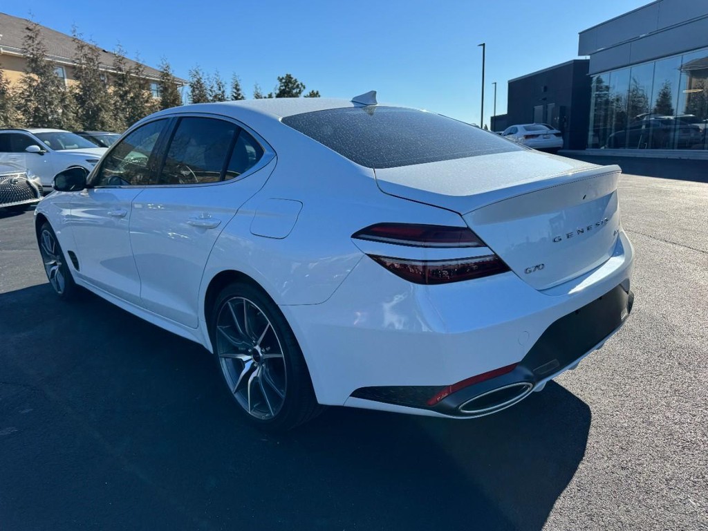 Genesis G70 Vehicle Full-screen Gallery Image 05