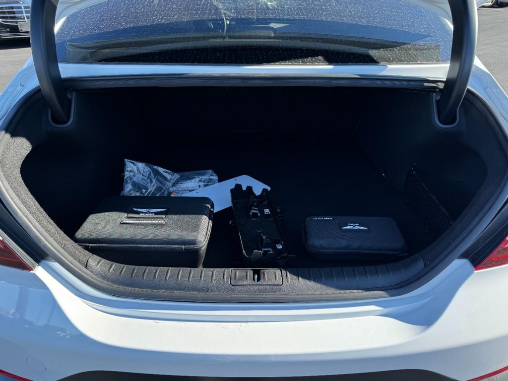 Genesis G70 Vehicle Full-screen Gallery Image 06