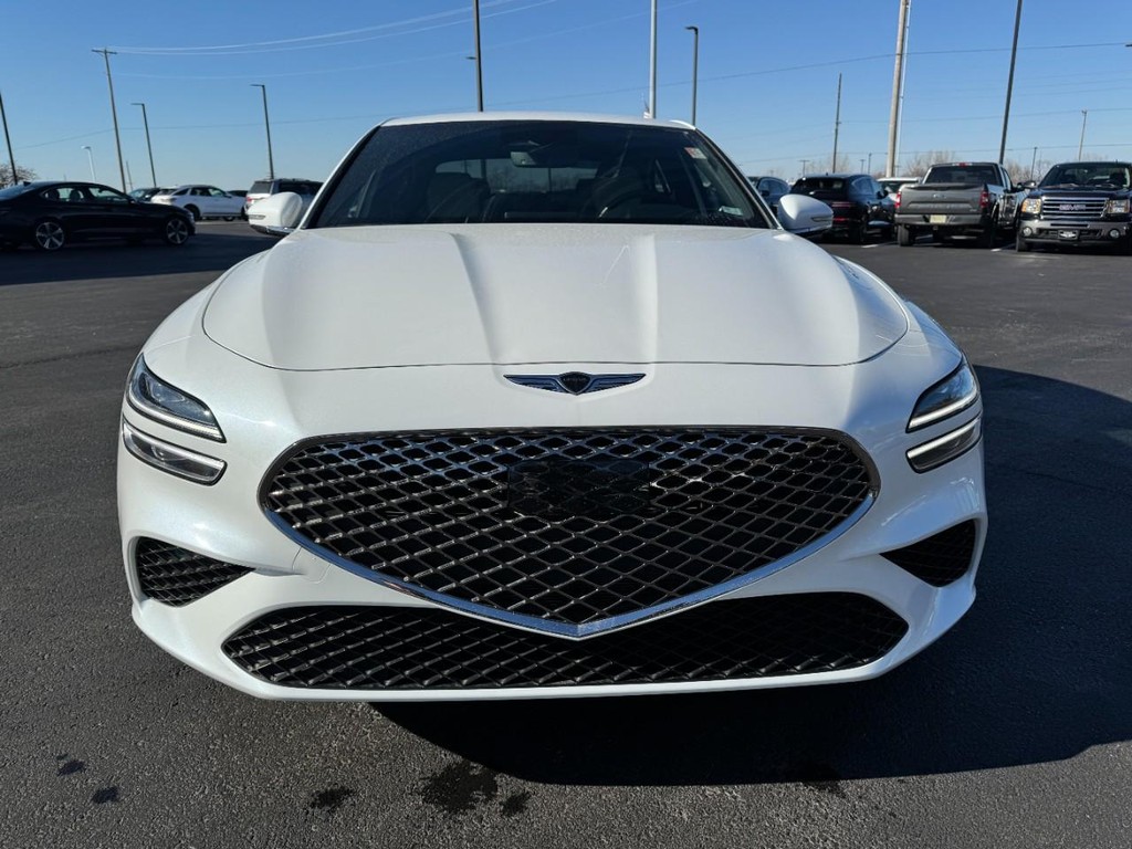 Genesis G70 Vehicle Full-screen Gallery Image 09