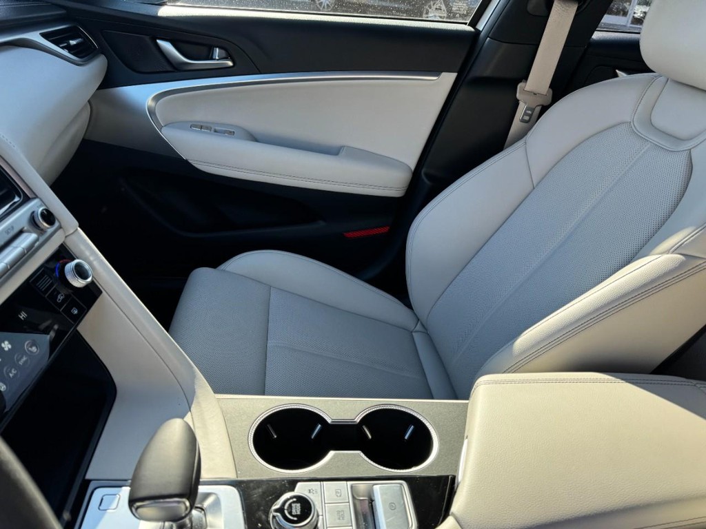 Genesis G70 Vehicle Full-screen Gallery Image 13