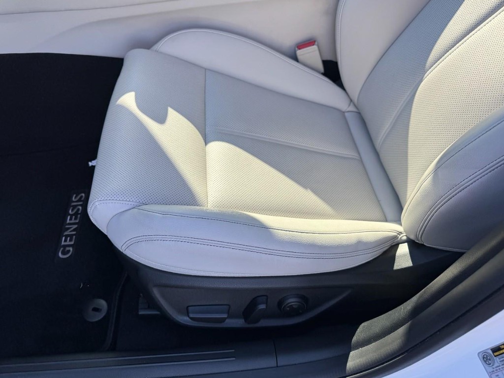 Genesis G70 Vehicle Full-screen Gallery Image 14