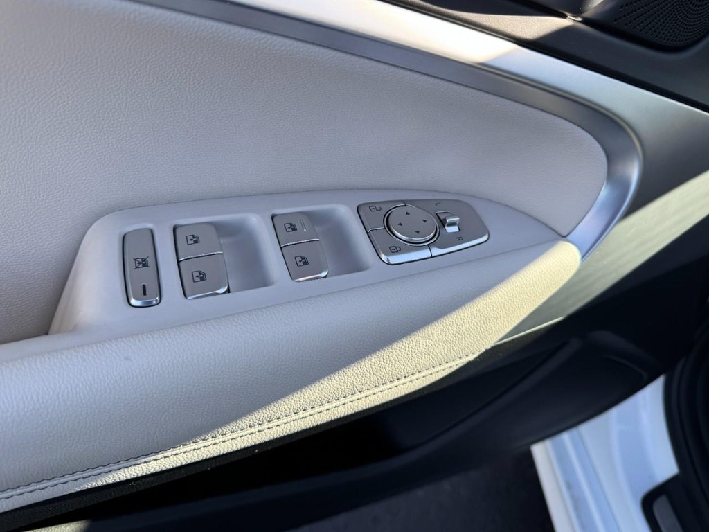 Genesis G70 Vehicle Full-screen Gallery Image 15