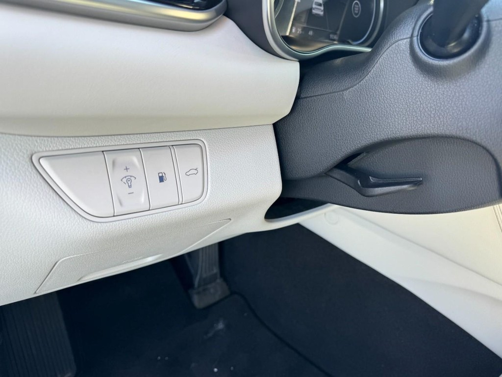 Genesis G70 Vehicle Full-screen Gallery Image 16