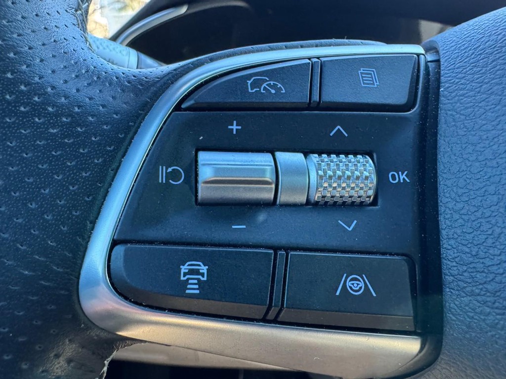 Genesis G70 Vehicle Full-screen Gallery Image 17