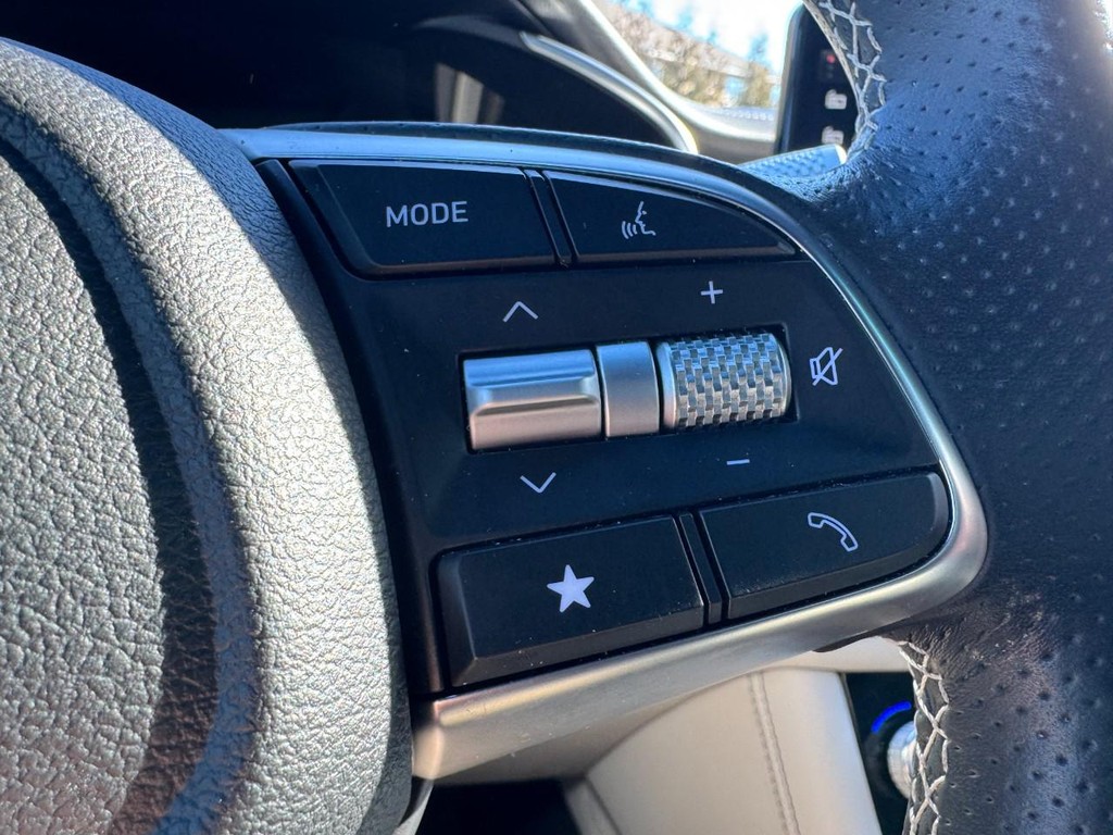 Genesis G70 Vehicle Full-screen Gallery Image 18