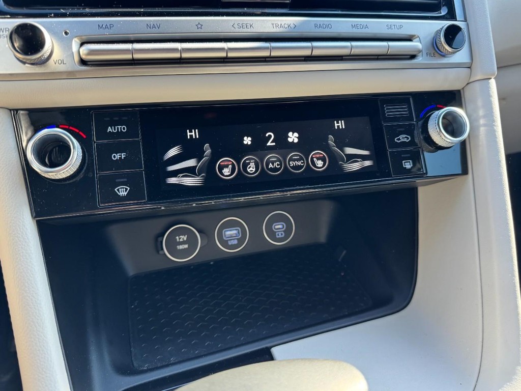 Genesis G70 Vehicle Full-screen Gallery Image 19