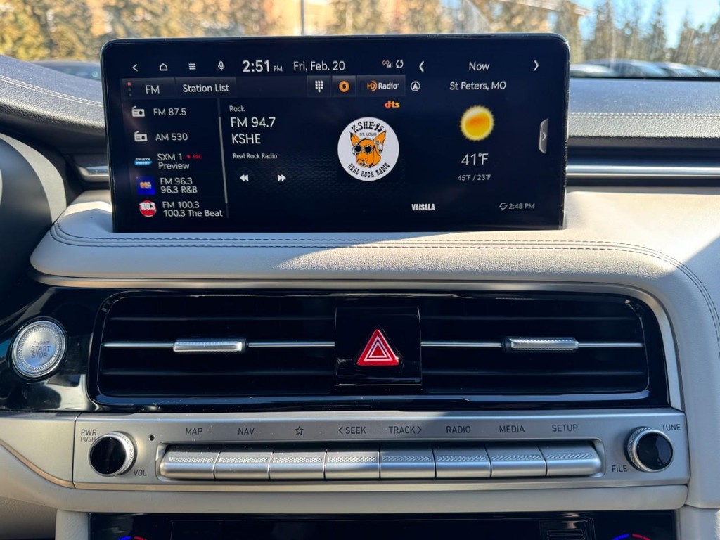 Genesis G70 Vehicle Full-screen Gallery Image 20