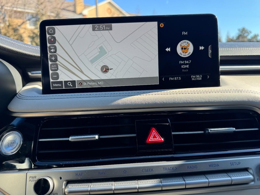 Genesis G70 Vehicle Full-screen Gallery Image 21