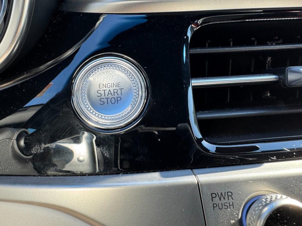 Genesis G70 Vehicle Full-screen Gallery Image 23