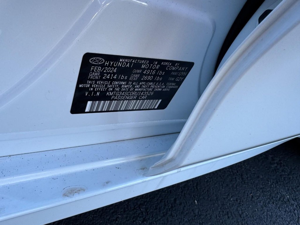 Genesis G70 Vehicle Full-screen Gallery Image 25