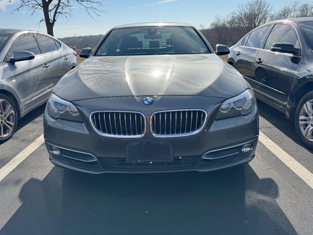 BMW 5 Series Vehicle Full-screen Gallery Image 02