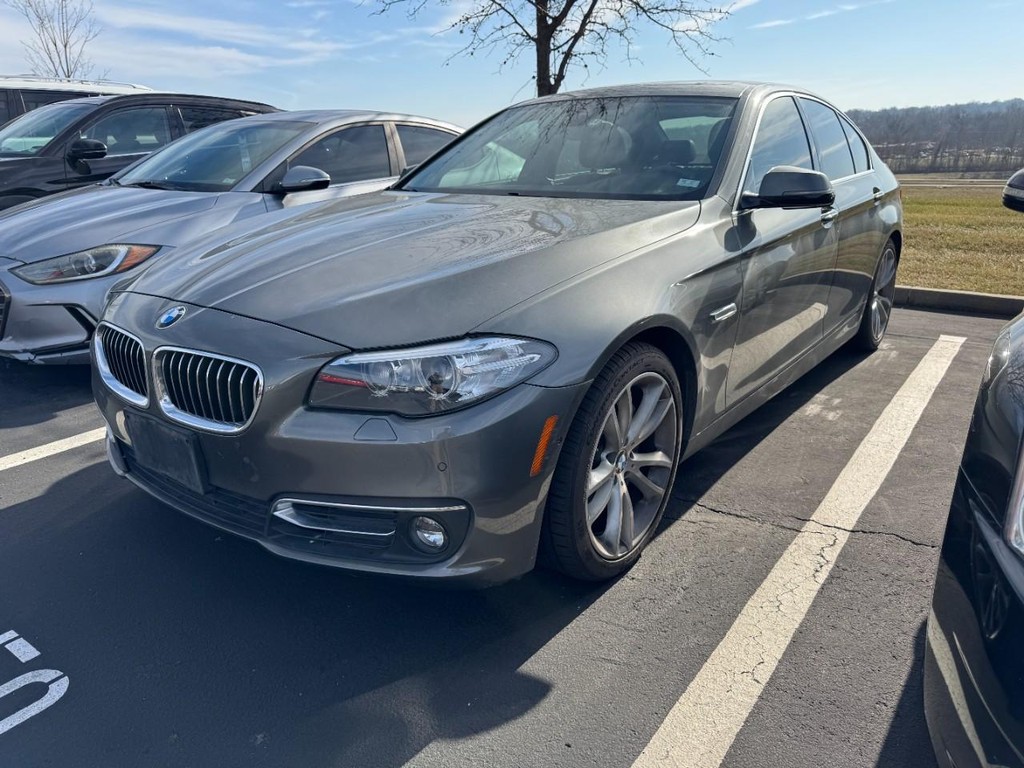 BMW 5 Series Vehicle Full-screen Gallery Image 03