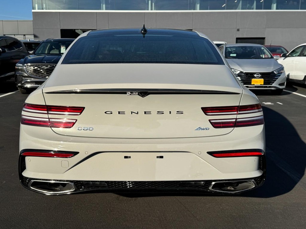 Genesis G80 Vehicle Full-screen Gallery Image 05