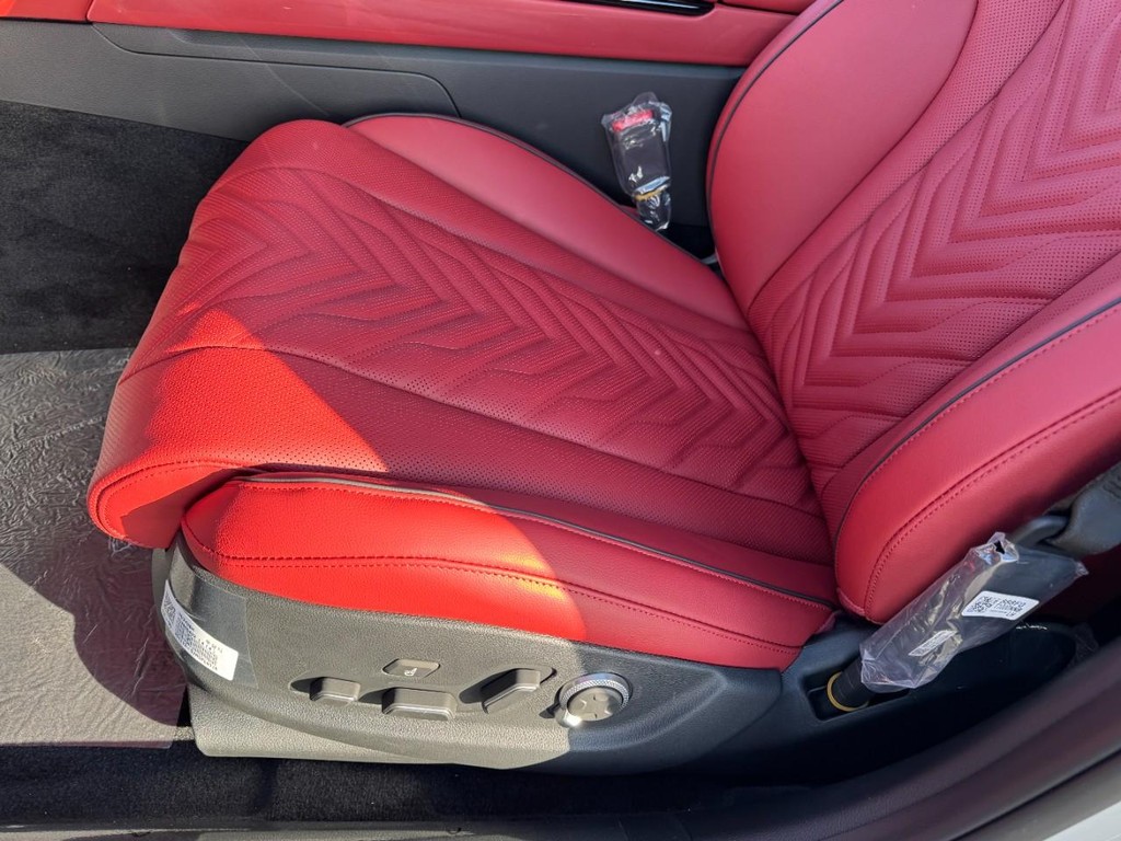 Genesis G80 Vehicle Full-screen Gallery Image 09